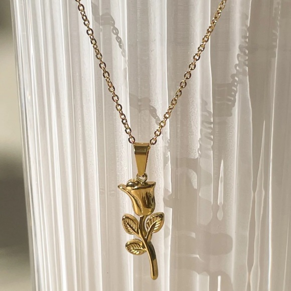 Waterproof rose necklace - Picture 5 of 5